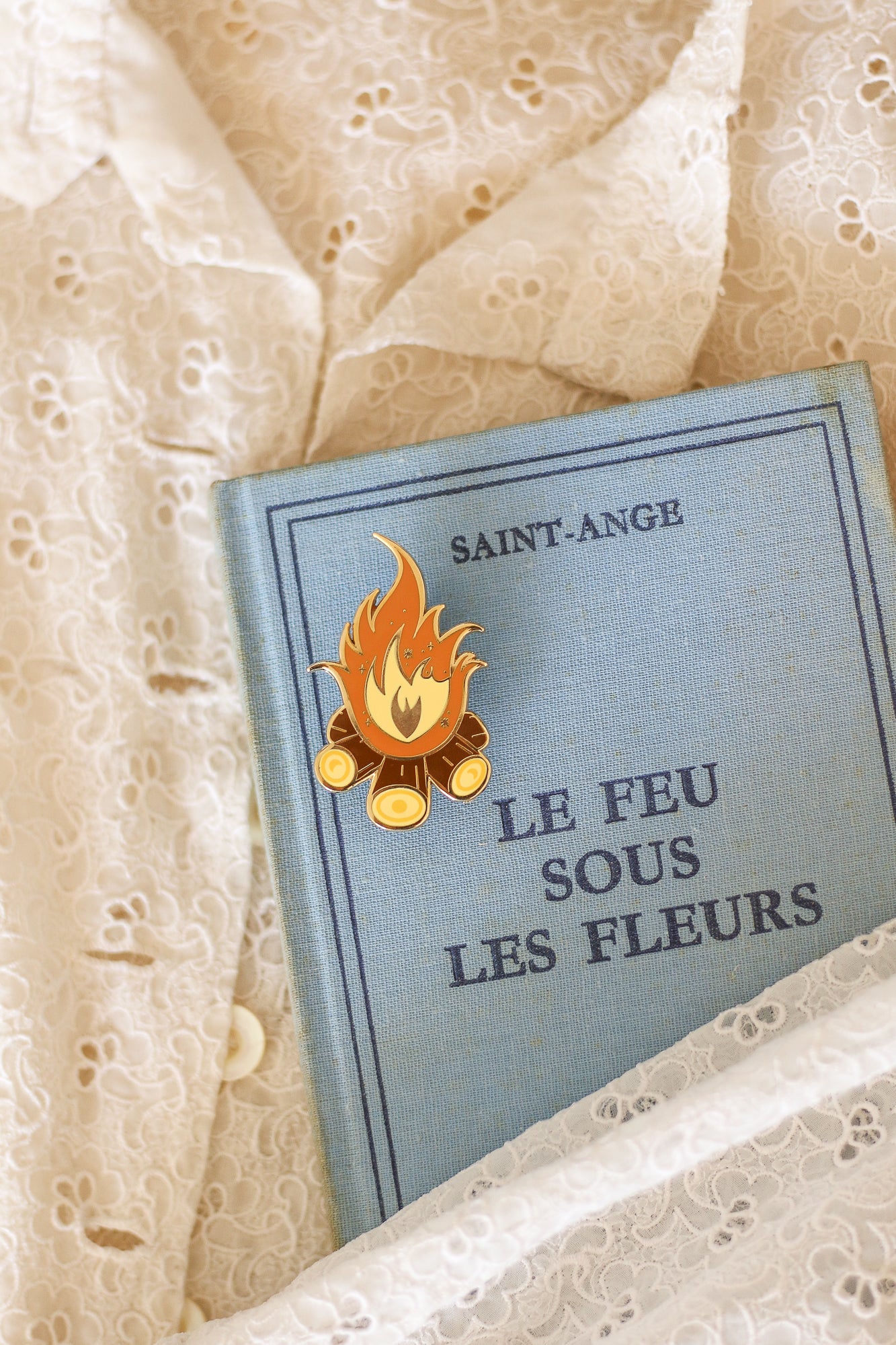 Pin's feu de camp