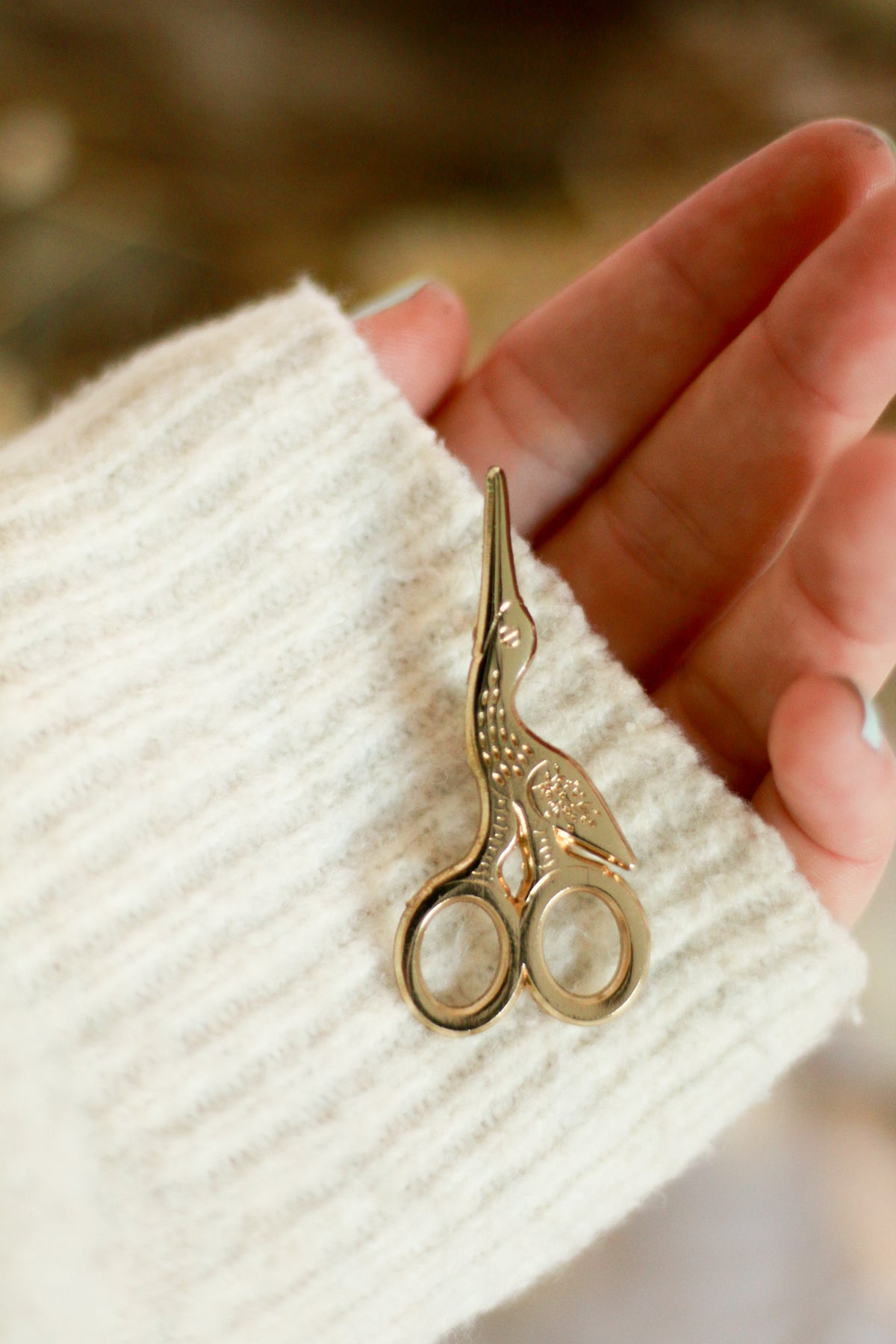 Golden stork scissors pin